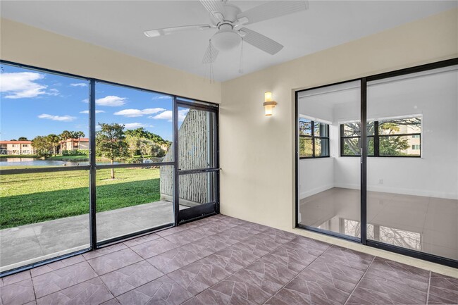 220 Lakeview Dr in Weston, FL - Foto de edificio - Building Photo