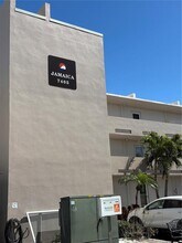 7405 Bay Island Dr S in South Pasadena, FL - Foto de edificio - Building Photo
