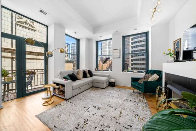 208 W Washington St in Chicago, IL - Building Photo - Building Photo
