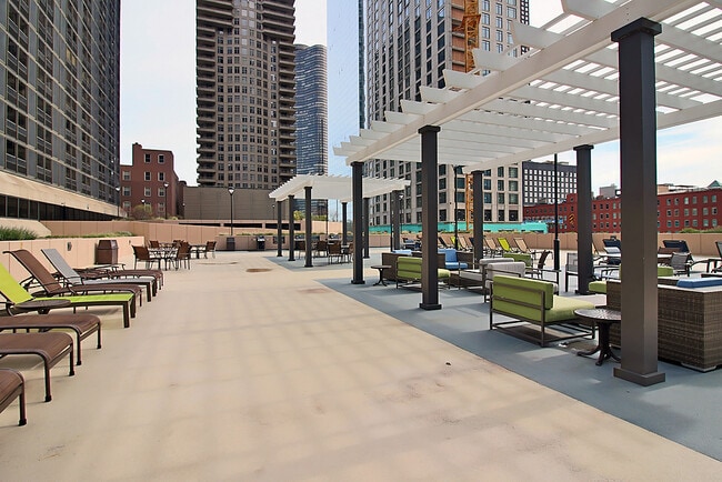 443 E Ohio St in Chicago, IL - Building Photo - Building Photo