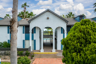 Country Club Manor in Corpus Christi, TX - Building Photo - Building Photo