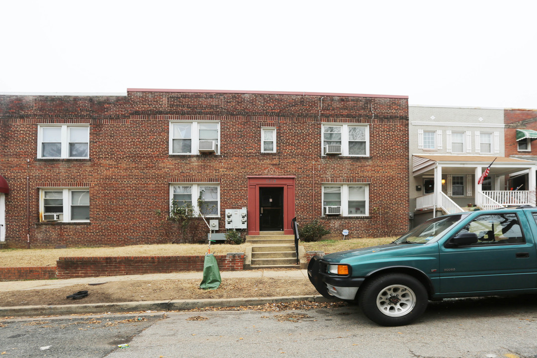 1318 Holbrook St NE in Washington, DC - Foto de edificio