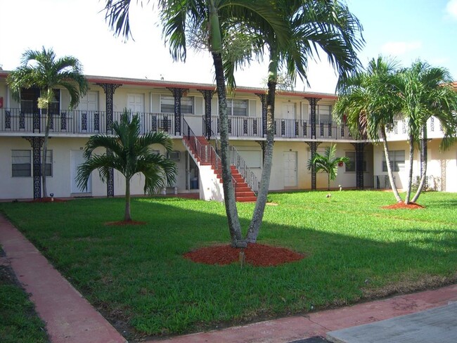 5300 Hollywood Blvd, Unit 3 in Hollywood, FL - Foto de edificio - Building Photo