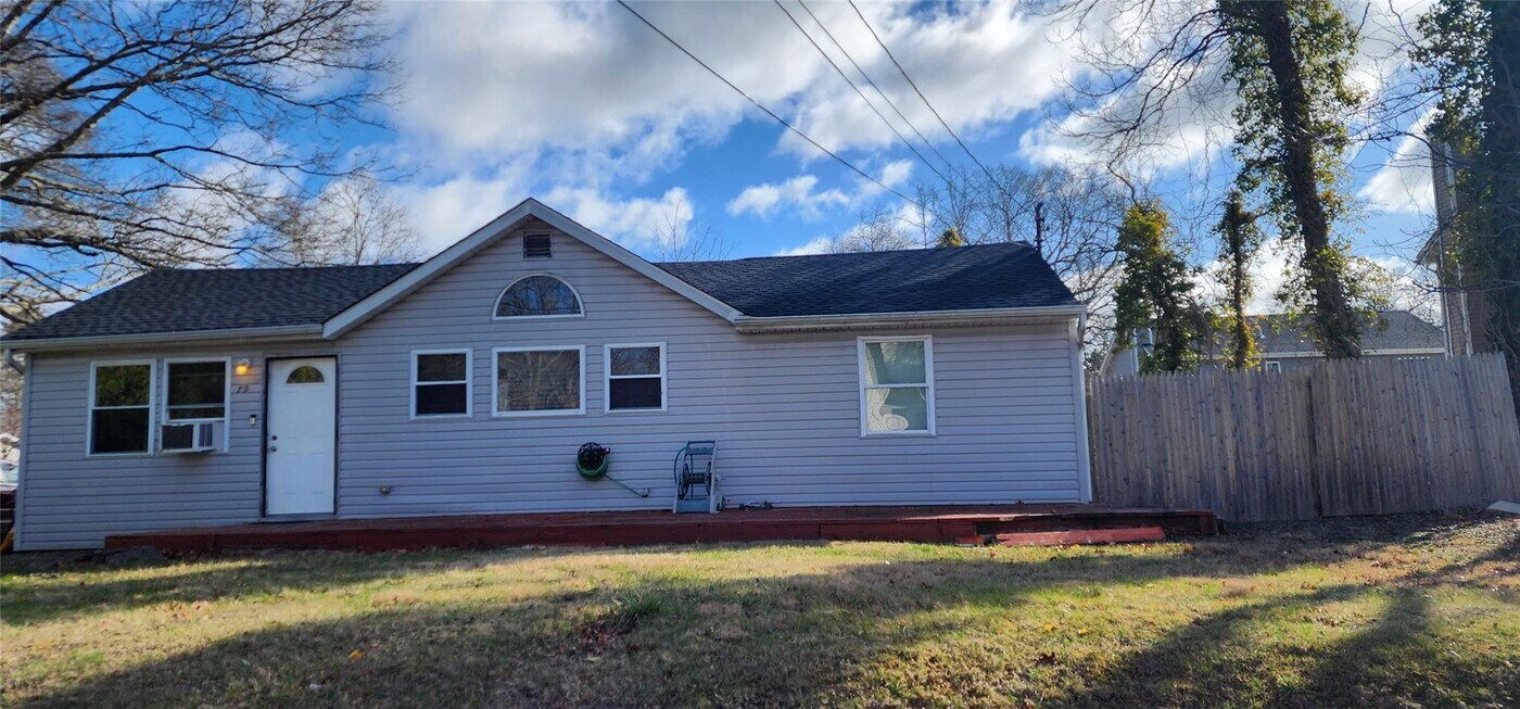 79 Hemlock Dr in Mastic Beach, NY - Building Photo