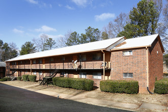 Shallowford Arms Apartments in Atlanta, GA - Building Photo - Building Photo