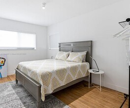 740 SW 9th St in Miami, FL - Foto de edificio - Building Photo