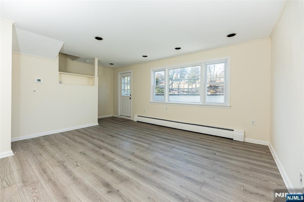 906 Kinderkamack Rd in River Edge, NJ - Building Photo