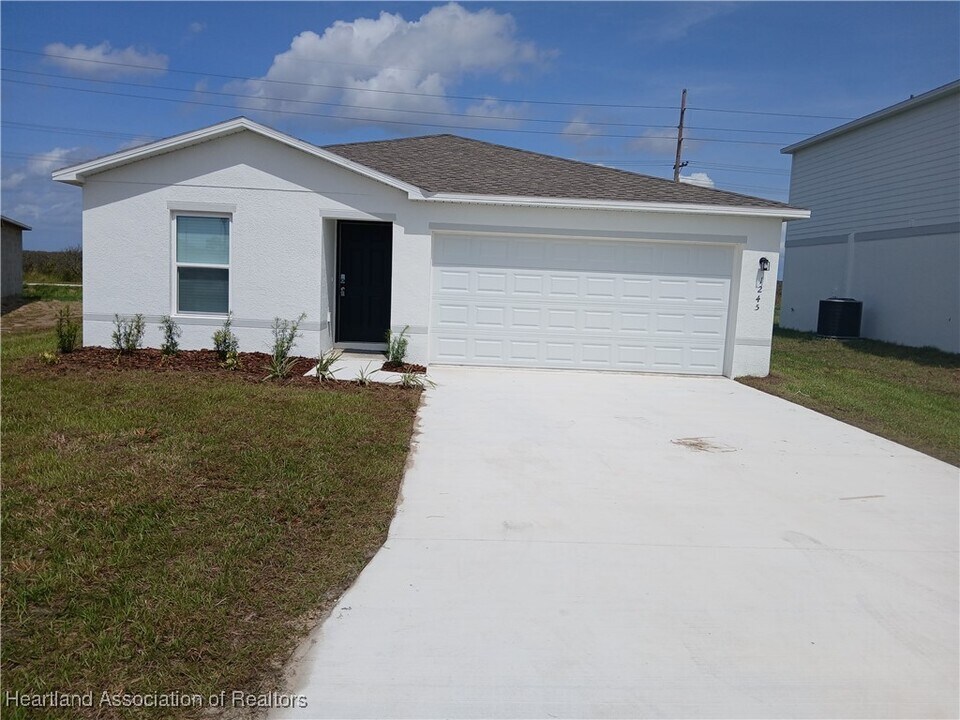 1245 Stone Ridge Cir in Sebring, FL - Building Photo