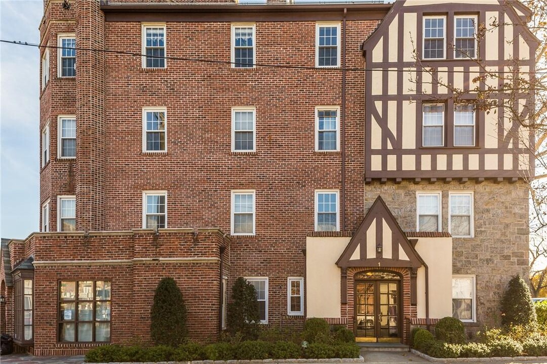 1 Cedar St in Bronxville, NY - Building Photo