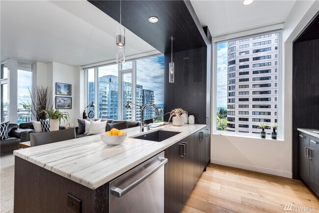 1321 Seneca St, Unit 1003 in Seattle, WA - Foto de edificio - Building Photo
