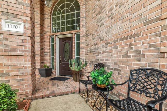 13703 Layton Hills Dr in Cypress, TX - Foto de edificio - Building Photo