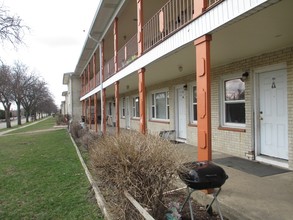 Pinetree Apartments in Hanover Park, IL - Building Photo - Building Photo