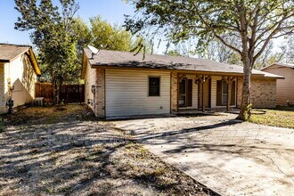 118 N Meadow St in Converse, TX - Building Photo - Building Photo