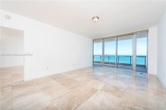 1331 Brickell Bay Dr, Unit 3205 in Miami, FL - Building Photo - Building Photo