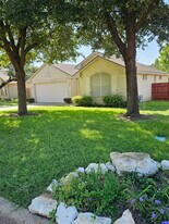 1002 Woodview Dr in Leander, TX - Building Photo