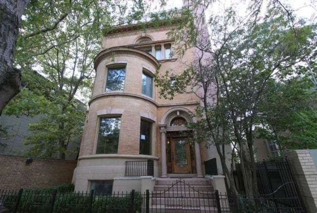 property at 1352 N La Salle Dr