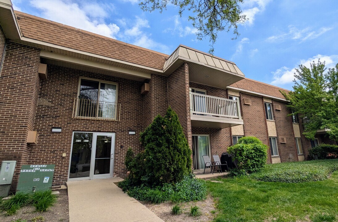 432 N Wilke Rd in Palatine, IL - Building Photo