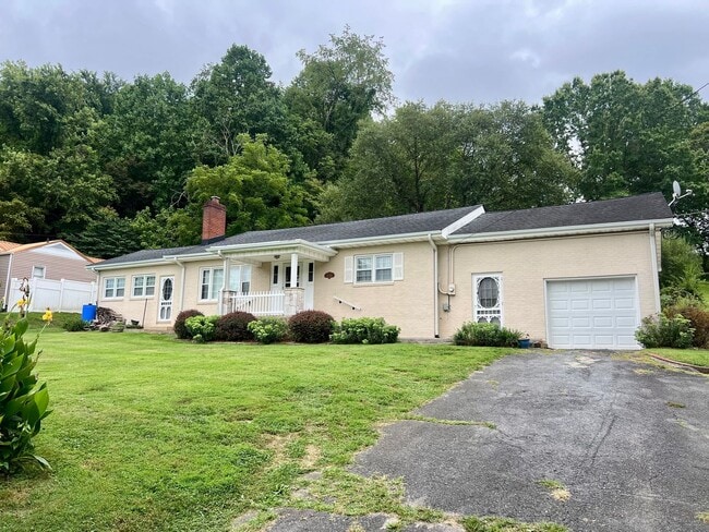 1840 W G St in Elizabethton, TN - Building Photo - Building Photo