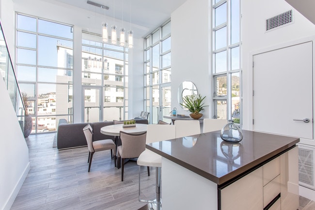 The Lofts on La Brea in Los Angeles, CA - Foto de edificio - Building Photo