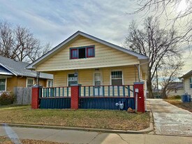 904 E Ash St in Salina, KS - Building Photo