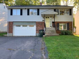 1232 Trout Brook Dr in West Hartford, CT - Building Photo