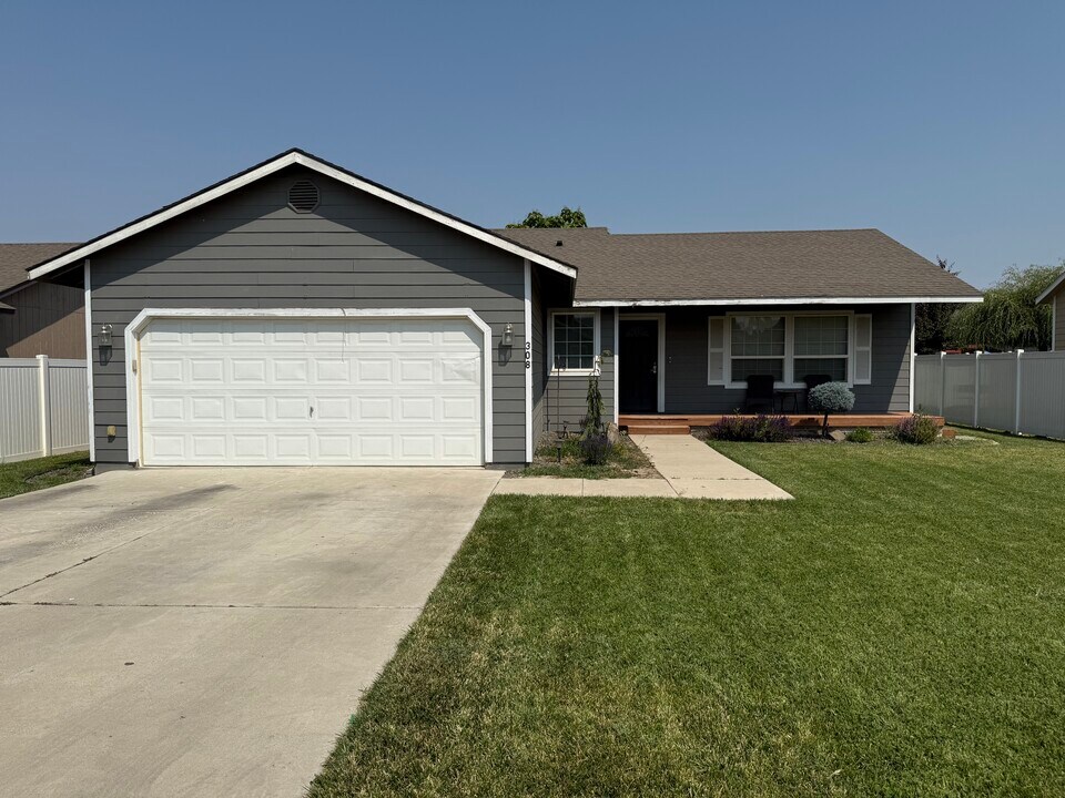308 Villa Real Dr in Sunnyside, WA - Building Photo