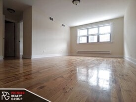 537 W Arlington Pl, Unit 555-505 in Chicago, IL - Building Photo