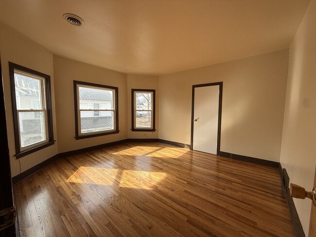 114 Oak St, Unit 3 in Hudson Falls, NY - Foto de edificio - Building Photo