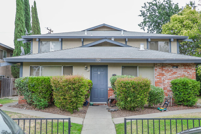 924 Dornajo Way in Sacramento, CA - Building Photo - Building Photo