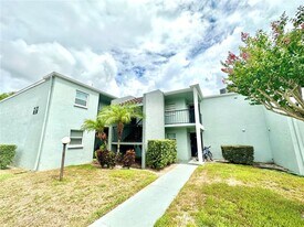 2830 Somerset Park Dr in Tampa, FL - Building Photo