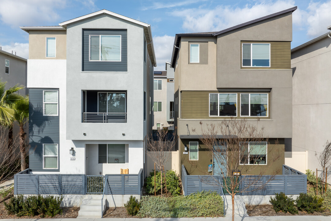 KB Home Row Homes at Lacy Crossing in Santa Ana, CA - Building Photo