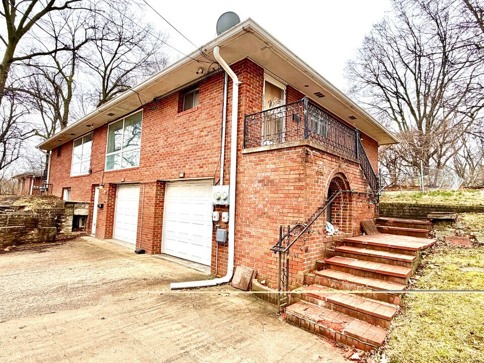 9311 E 9th St S in Independence, MO - Building Photo