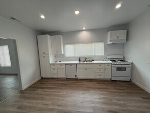 333 W Spruce Ave in Inglewood, CA - Building Photo - Building Photo