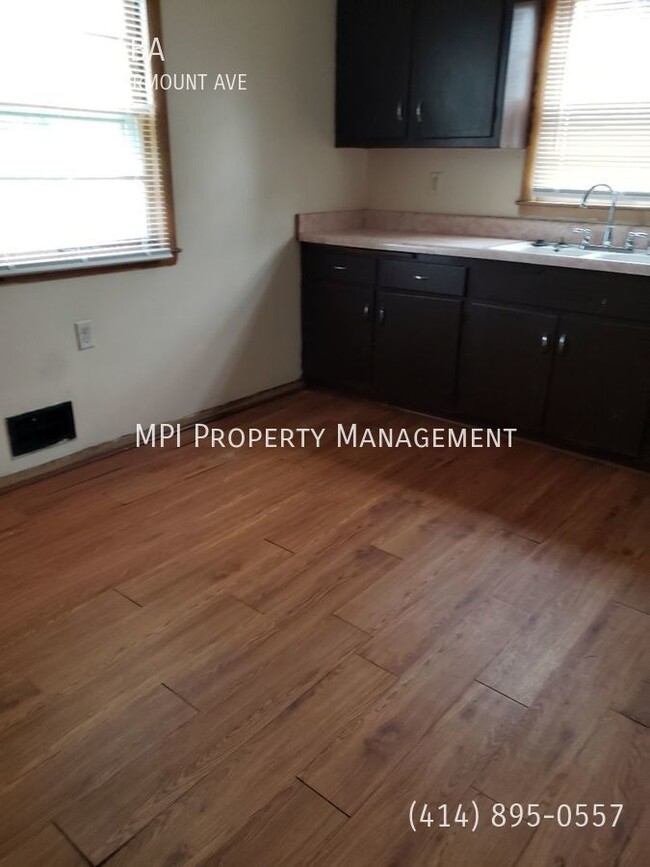5329 W Fairmount Ave in Milwaukee, WI - Building Photo - Building Photo
