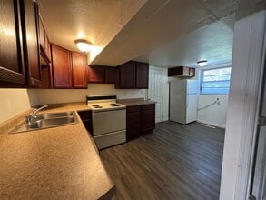 12 University Ave W in Minot, ND - Foto de edificio - Building Photo