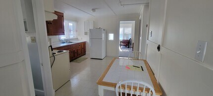 361 Lakeside Ave, Unit 2nd floor in Laconia, NH - Foto de edificio - Building Photo