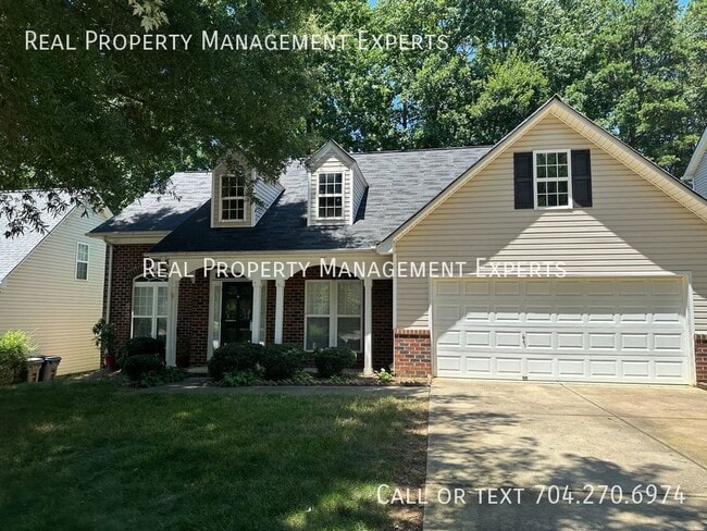 10001 Glencrest Dr in Huntersville, NC - Building Photo - Building Photo