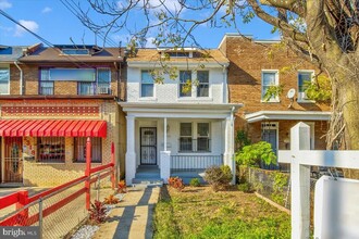 2320 Minnesota Ave SE in Washington, DC - Foto de edificio - Building Photo