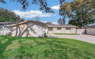 5926 Ettrick Dr in Houston, TX - Building Photo
