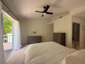 1018 Woodshire Ln, Unit A202 in Naples, FL - Foto de edificio - Building Photo