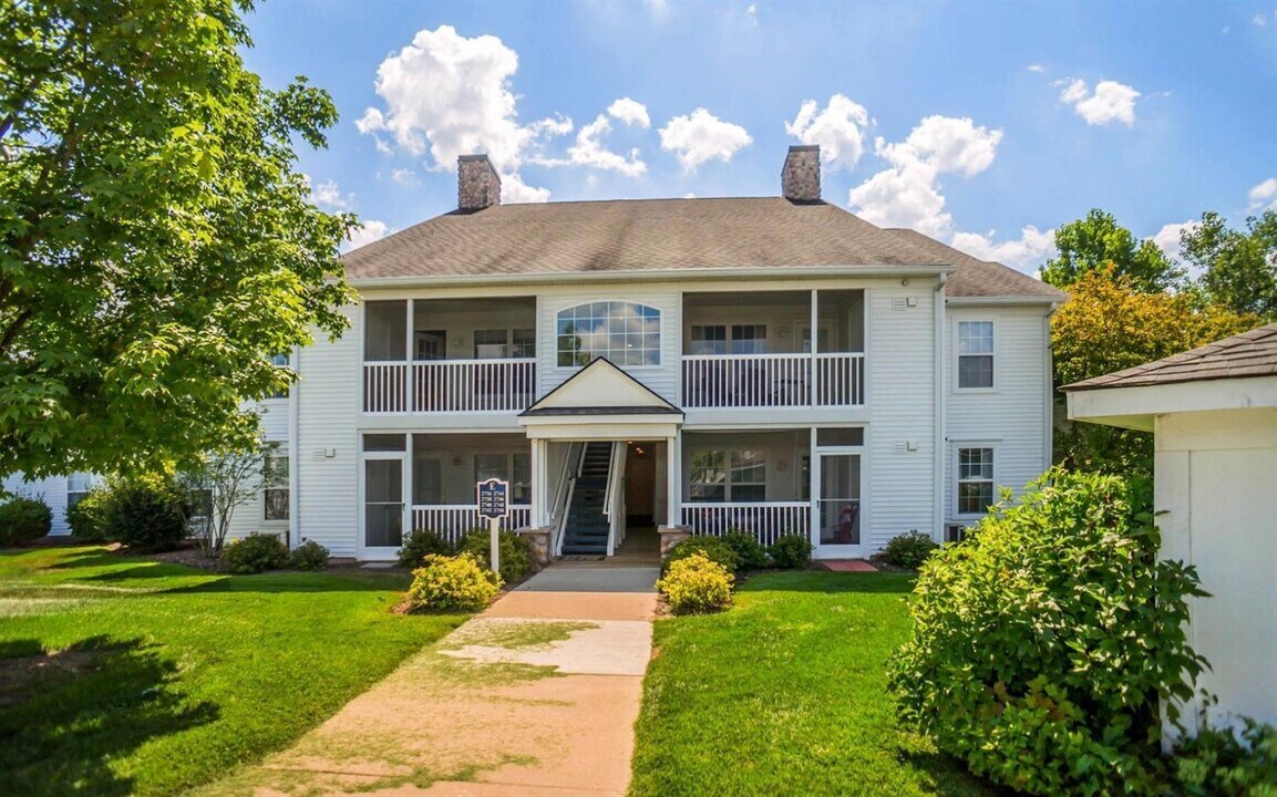 2740 S Knightsbridge Cir in Ann Arbor, MI - Building Photo