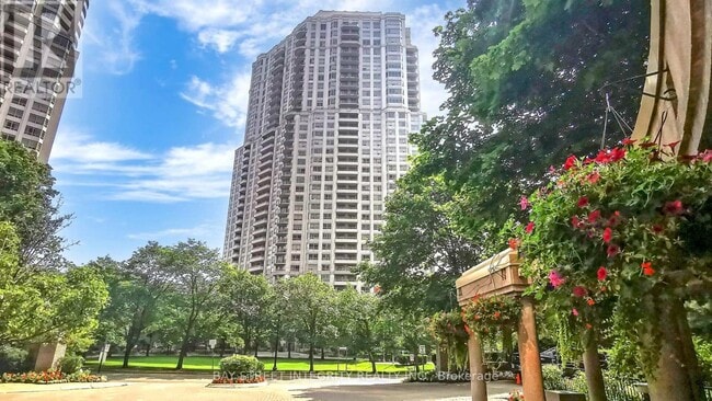 property at 25 Kingsbridge Garden Cir