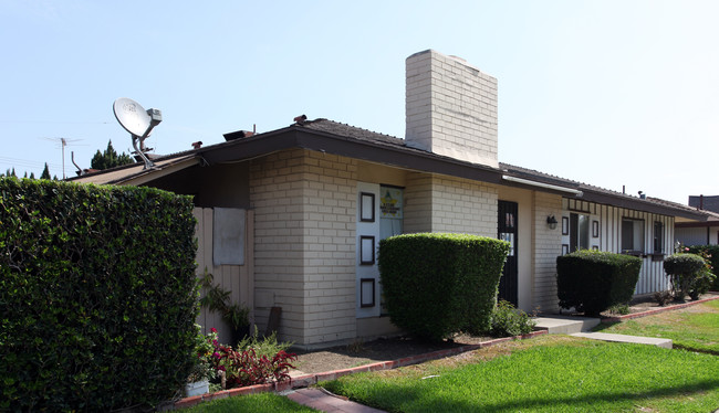 2009 E Almont Ave in Anaheim, CA - Building Photo - Building Photo