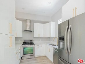10605 Owensmouth Ave in Los Angeles, CA - Building Photo - Building Photo