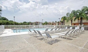 6490 Aragon Way in Ft. Myers, FL - Foto de edificio - Building Photo