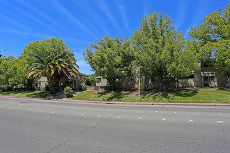 Silver Oaks Apartments in Rocklin, CA - Building Photo - Building Photo