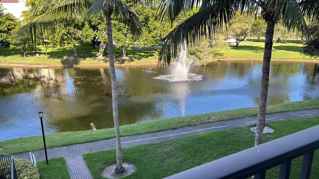 2105 Lavers Cir in Delray Beach, FL - Foto de edificio - Building Photo