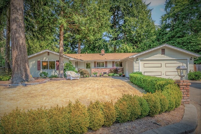 12816 NE 68th St in Kirkland, WA - Foto de edificio - Building Photo