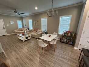 614 Peyton St in College Station, TX - Building Photo - Building Photo