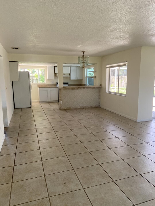 105 SE 44th Terrace in Cape Coral, FL - Building Photo